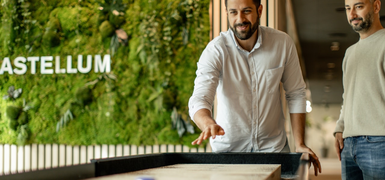 Två personer spelar Shuffleboard