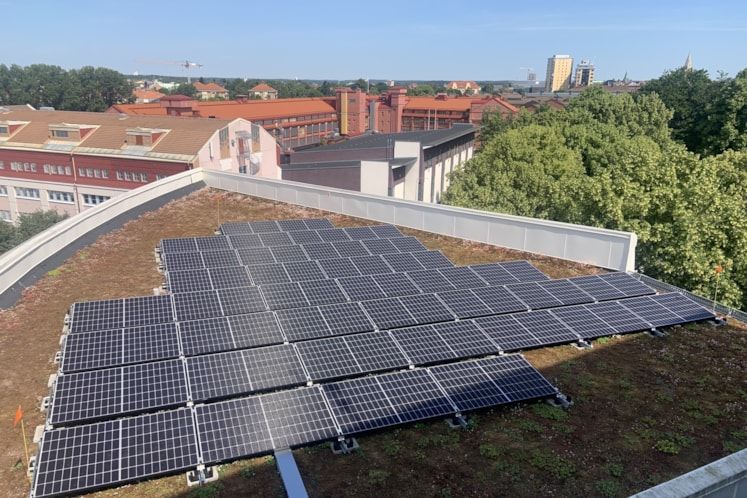 Bild över solcellsanläggning på Fabriksgatan i Örebro