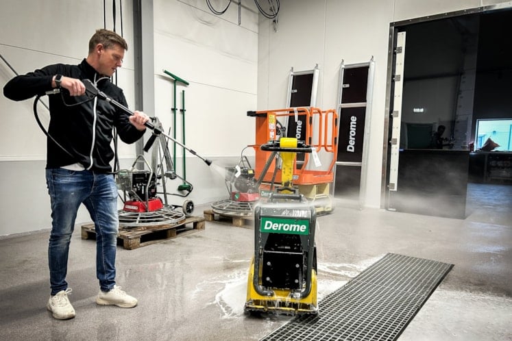 Alexander Bredöl, depåchef på nybyggda Derome Maskinuthyrning, rengör en maskin.