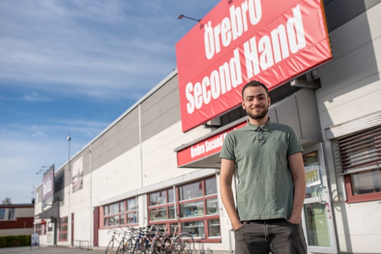 Bild över Ibrahim Saleh som står utanför Örebro Second Hand. 