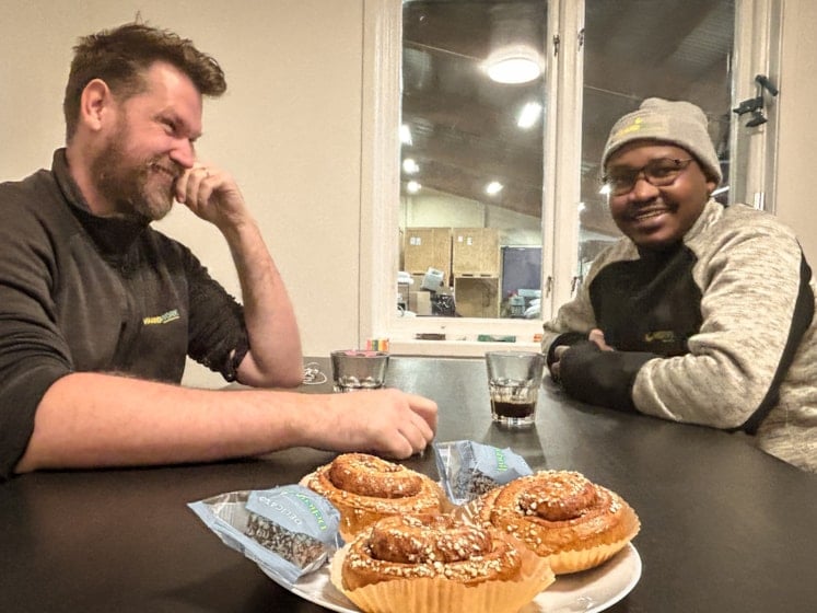 Lunchrum. Två personer fikar.