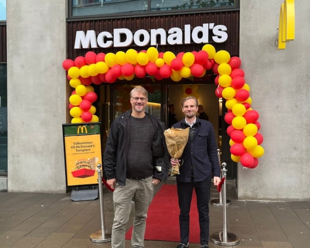 Christer Holmberg och Adam Kling från Castellum välkomnar McDonalds.