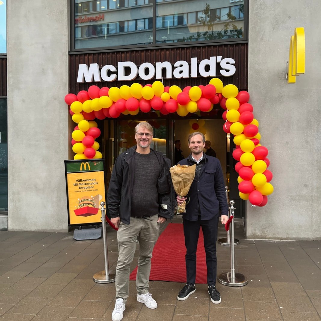 Christer Holmberg och Adam Kling från Castellum välkomnar McDonalds.