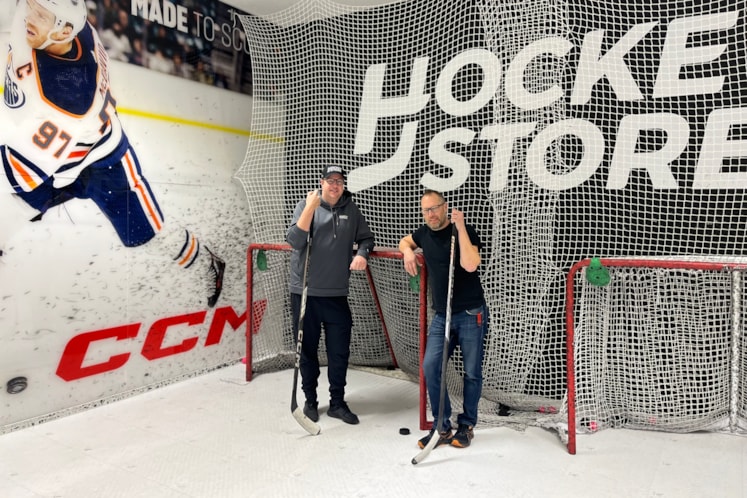 Bild på personal inne i Hockeystore