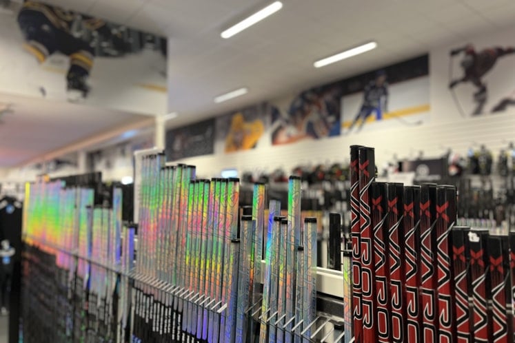 Bild över hockeyklubbor inne i Hockeystore