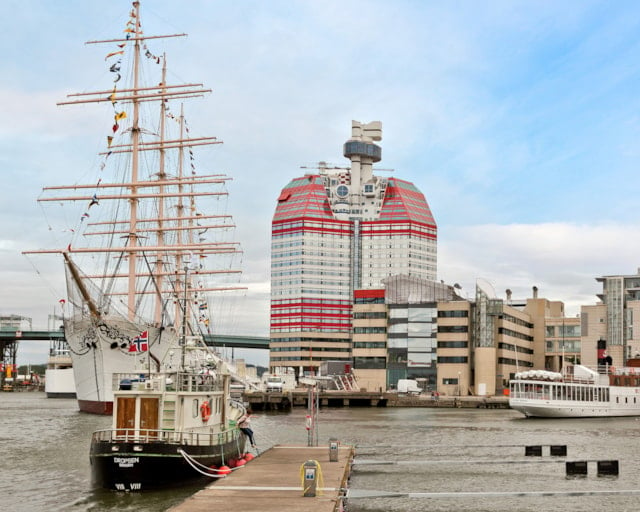 Båtar i hamn vid Lilla Bommen.