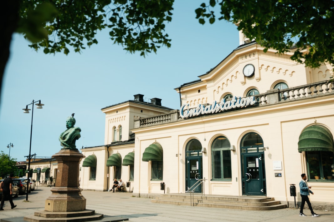 Gammal byggnad som är Örebro centralstation för tågförbindelse