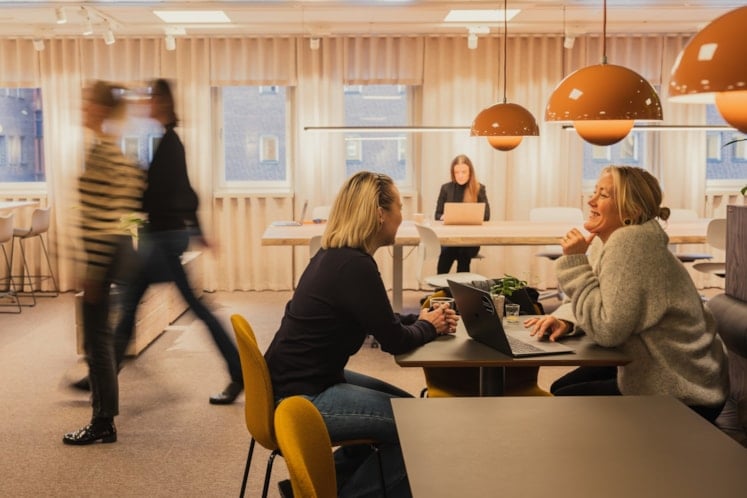 Personer samtalar i loungen på United Spaces i Jönköping